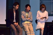 テストプレーを行う大島麻衣（右）とチュートリアル。