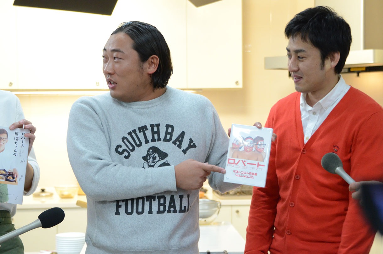 DVDのPRををしない馬場に苦言を呈する秋山（左）と山本（右）。