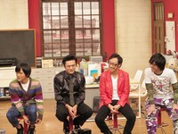 豊本の役をやりたいと、ズボンの裾を直しながらうらやましがるバカリズム（一番左）。