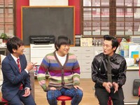 早見が18歳になり「下ネタが解禁した」と宣言するひとり、黙認するバカリズム（中央）、それを注意する飯塚（左）。