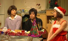 彼氏とパーティをしていたら、芹那（右）に邪魔をされたトモ子こと陣内智則（左）。(c)TBS