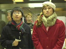 「内村とザワつく夜 イヴまであと1週間！ザワつく聖夜を笑い飛ばそうSP」で、クリスマスに競馬場でデートするマサヤス（左）とカス子（右）を演じるオードリー。(c)TBS