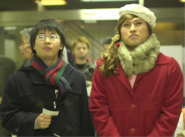 「内村とザワつく夜 イヴまであと1週間！ザワつく聖夜を笑い飛ばそうSP」で、クリスマスに競馬場でデートするマサヤス（左）とカス子（右）を演じるオードリー。(c)TBS