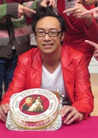 「ウレロ☆未体験少女」で誕生日をお祝いした東京03・角田。