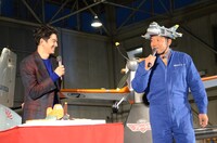 「プレーンズ」ジャパンプレミアに、サプライズゲストとして登場した山口智充（右）と瑛太。