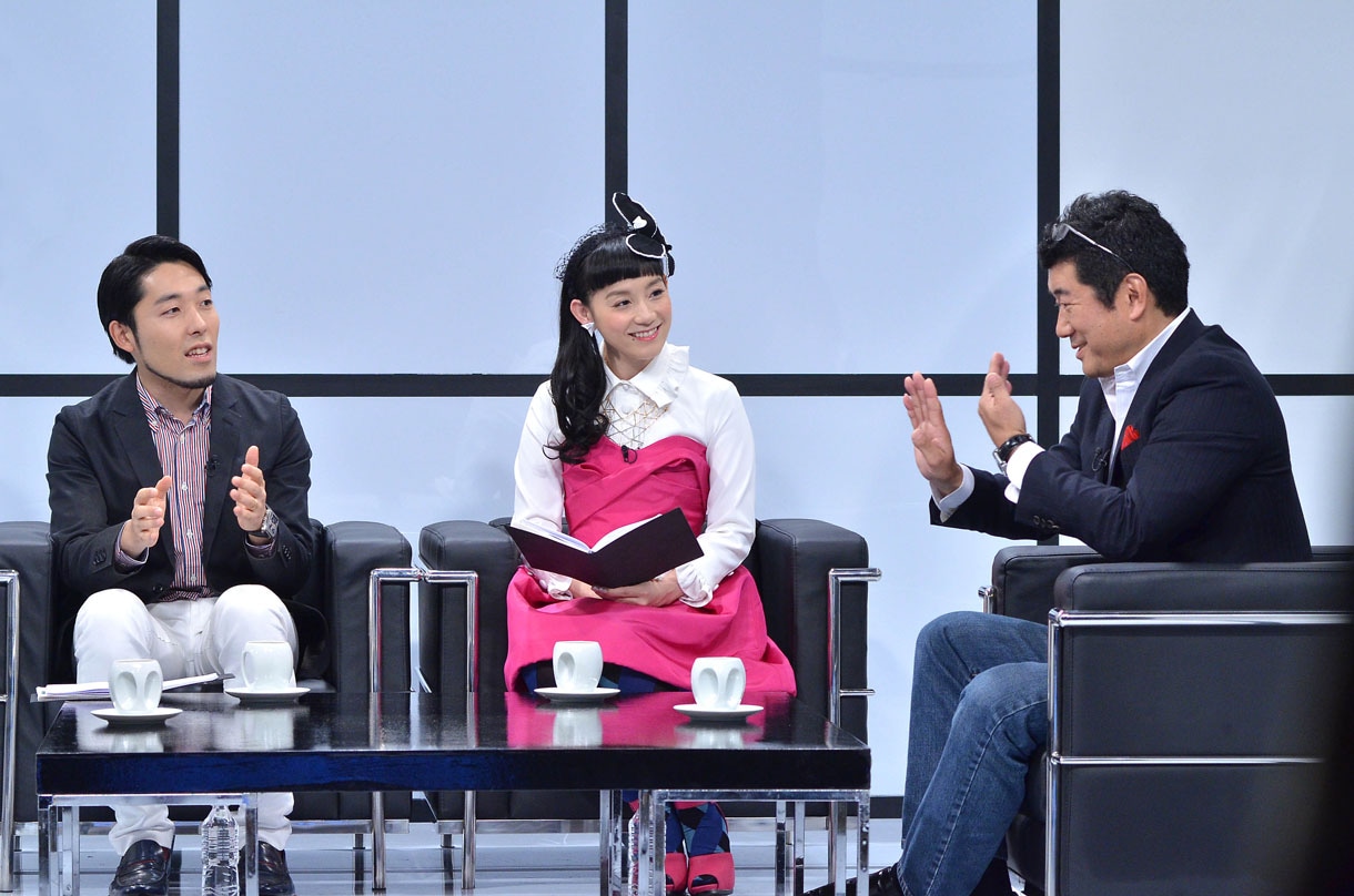 「カエル男たちの夜～デザインのチカラ～」の一場面。(c)MBS