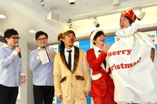 シソンヌと、クリスマスをイメージした衣装に身を包んで登場するパンサー（左から）。