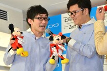 パペットを巧みに操縦するシソンヌ・じろう（左）。