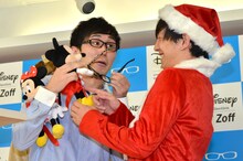 パンサー向井（右）に、パペットを通じてメガネを贈呈するシソンヌ・じろう（左）。