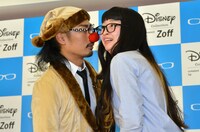 メガネキッスを行うパンサー菅（左）とスパイク小川（右）。