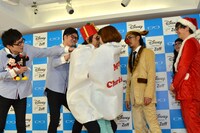 激しくメガネキッスを行うパンサー尾形とスパイク松浦（中央）。