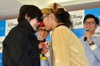 ファンとメガネキッスを行うパンサー菅（手前右）。