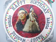 真紅のバラに囲まれた角田のバースデーケーキ。