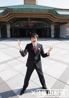 「2014千原ジュニア40歳LIVE『千原ジュニア×□』」に出演する千原ジュニア。背後の建物は会場に決定した両国国技館。