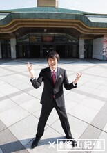 「2014千原ジュニア40歳LIVE『千原ジュニア×□』」に出演する千原ジュニア。背後の建物は会場に決定した両国国技館。