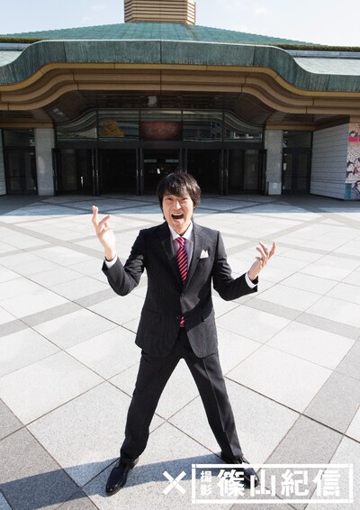 「2014千原ジュニア40歳LIVE『千原ジュニア×□』」に出演する千原ジュニア。背後の建物は会場に決定した両国国技館。