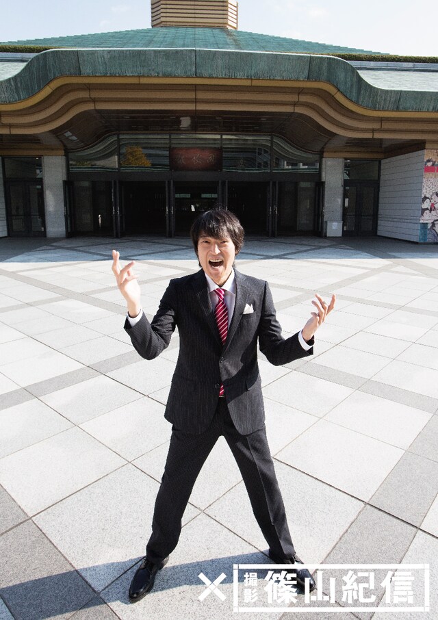「2014千原ジュニア40歳LIVE『千原ジュニア×□』」に出演する千原ジュニア。背後の建物は会場に決定した両国国技館。