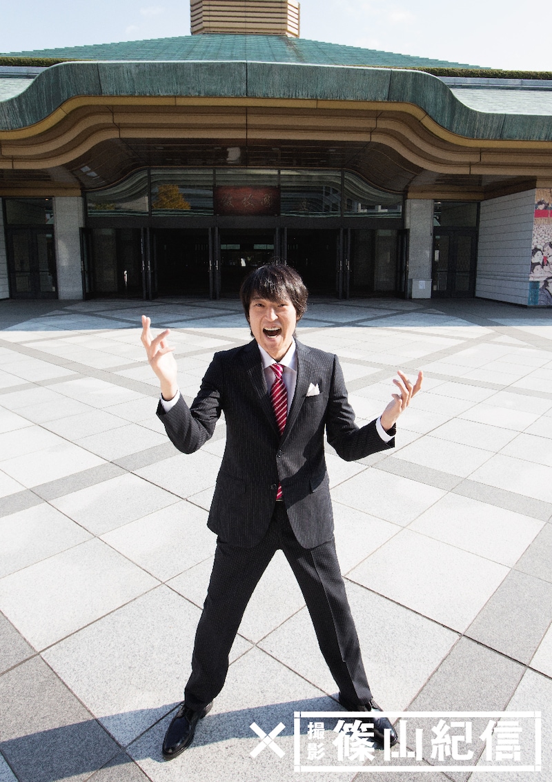 「2014千原ジュニア40歳LIVE『千原ジュニア×□』」に出演する千原ジュニア。背後の建物は会場に決定した両国国技館。