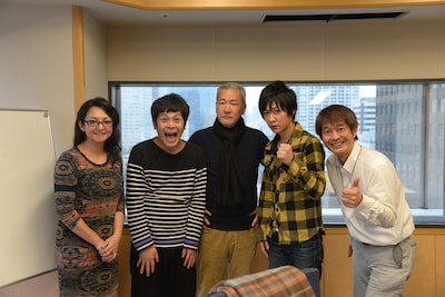 「大竹まこと ゴールデンラジオ！」生放送に出演した流れ星と、大竹まこと（中央）、町亞聖（左）、太田英明アナ（右）。ちゅうえい（左から2人目）が結婚を報告した。(c)文化放送