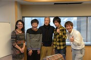 「大竹まこと ゴールデンラジオ!」生放送に出演した流れ星と、大竹まこと(中央)、町亞聖(左)、太田英明アナ(右)。ちゅうえい(左から2人目)が結婚を報告した。(c)文化放送