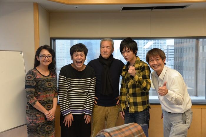 「大竹まこと ゴールデンラジオ!」生放送に出演した流れ星と、大竹まこと(中央)、町亞聖(左)、太田英明アナ(右)。ちゅうえい(左から2人目)が結婚を報告した。(c)文化放送