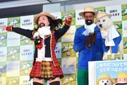 AKB48「フライングゲット」を踊りながら登場するキンタロー。と、ダンテ・カーヴァー、カイくん（左から）。