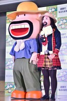 カールおじさんとキンタロー。（右）。