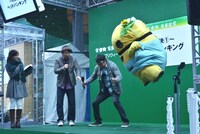 ヘッドバンギング対決の様子。ふなっしー（右端）はヘドバンの最中も飛び跳ねていた。