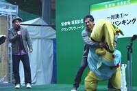 ふなっしーのヘッドバンギングを制止しようと実力行使に出るワッキー（右後方）。