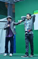 「男性ホルモン受信中」のギャグを披露するワッキー（右）。