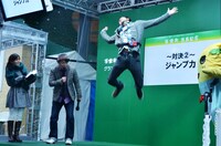 ジャンプ力対決で64cmのジャンプを見せるワッキー（中央）。