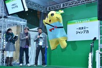 ジャンプ力対決で、ワッキーと同じく64cmのジャンプを披露する、ふなっしー（中央）。