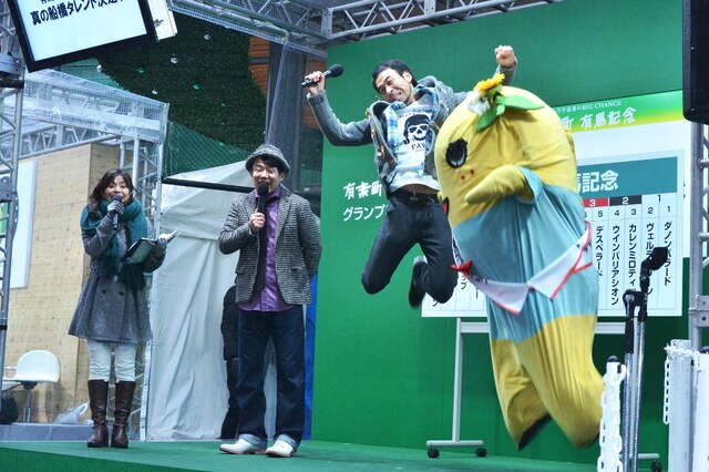 イベント中、頻繁に飛び跳ねていたペナルティ・ワッキー（右から2人目）と、ふなっしー（右端）。