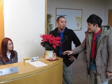 受付嬢にあれやこれやと質問する千鳥。慣れ過ぎたロケテクニックで思わぬ災難が。