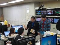 テレ玉くんのグッズの多さに驚く千鳥。