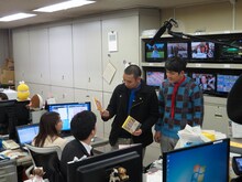 テレ玉くんのグッズの多さに驚く千鳥。