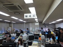 いそいそと“えらい人”のところへ向かう千鳥。