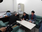 社長の心を掴みガッチリと握手を交わす大悟。