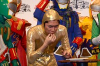 わさび寿司に悶絶するしずる池田。