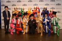 「絶望要塞」リニューアル記念イベント後のフォトセッションの様子。