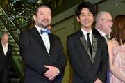 レッドカーペットセレモニーに姿を見せる木村祐一(手前左)、妻夫木聡(手前右)ら。