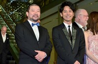 レッドカーペットセレモニーに姿を見せる木村祐一（手前左）、妻夫木聡（手前右）ら。