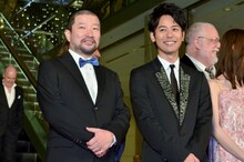 レッドカーペットセレモニーに姿を見せる木村祐一（手前左）、妻夫木聡（手前右）ら。