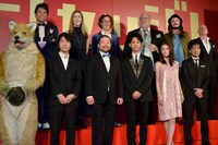 映画「ジャッジ！」の舞台挨拶に登場した、木村祐一（前列左から3人目）、チャド・マレーン（後列左から3人目）ら。