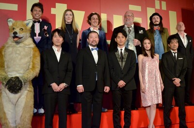 映画「ジャッジ！」の舞台挨拶に登場した、木村祐一（前列左から3人目）、チャド・マレーン（後列左から3人目）ら。