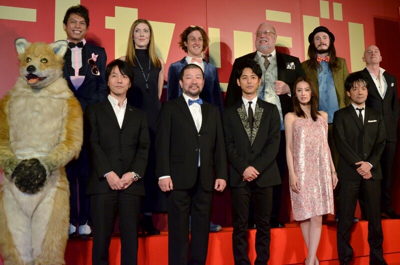 映画「ジャッジ!」の舞台挨拶に登場した、木村祐一(前列左から3人目)、チャド・マレーン(後列左から3人目)ら。