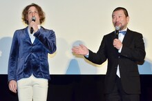 チャド・マレーンと、チャドの言動をフォローする木村祐一（右）。