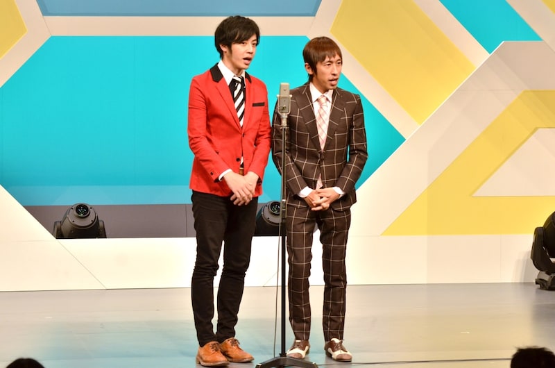 新劇場・よしもと幕張イオンモール劇場のこけら落とし公演に一番手として登場したキングコング。「かえるのうた」を輪唱する歌ネタを披露した。