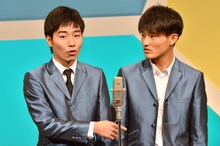 ジャルジャル。漫才の定石を覆すネタで会場を沸かせた。