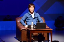 陣内智則。深夜の通販番組を題材にした1人コントを披露。